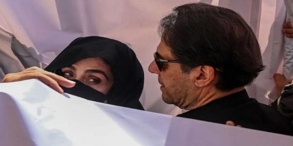 عمران خان اور بشریٰ بی بی نے 79 سوالوں کے جواب کے لیے 14 دن کا وقت مانگا