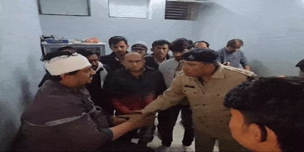 آنکھوں میں مرچ ڈال کر دو بھائیوں سے 25 لاکھ روپے کی لوٹ