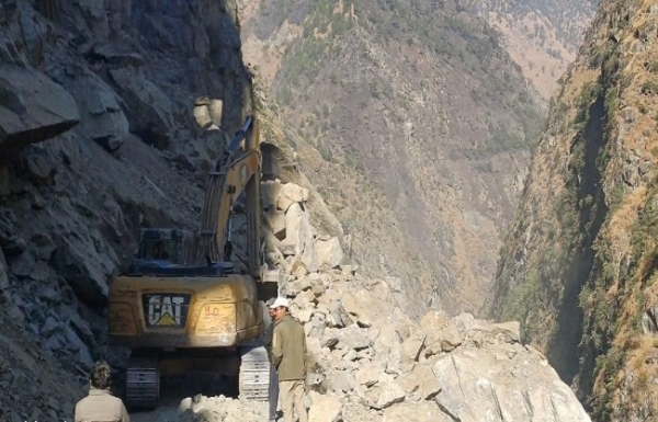 Landslide in Pithoragarh, Uttarakhand, National Highway closed