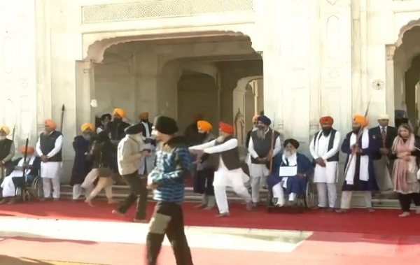 Sukhbir Badal shot at Darbar Sahib in Amritsar, narrowly escaped