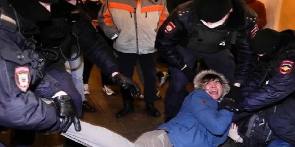 روس : یوکرین بھیجے گئے فوجیوں کی بیگمات کا احتجاج، متعدد گرفتار