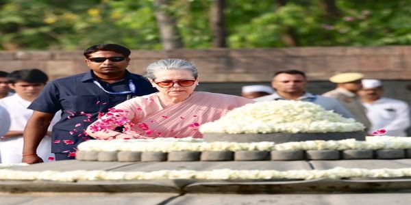 کانگریس لیڈران ویر بھومی پہنچے، راجیو گاندھی کی سمادھی پر پھول چڑھائے