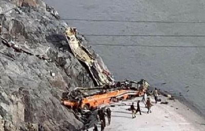 پاکستان میں دریائے سندھ کے ساحل پر گر گئی بس، 20 افراد ہلاک