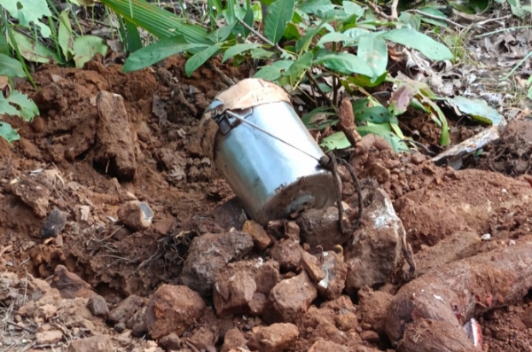 5 kg IED planted by Naxalites recovered