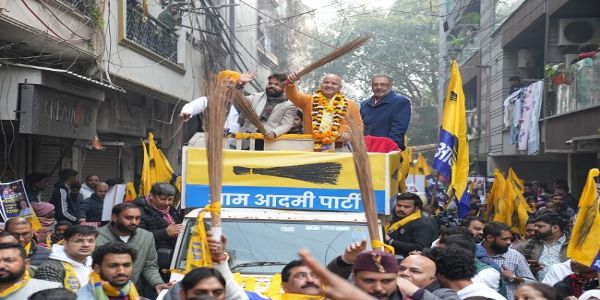 دہلی میں تعلیمی انقلاب کے خالق منیش سسودیا کے نامزدگی روڈ شو میں امڈا جن سیلاب 