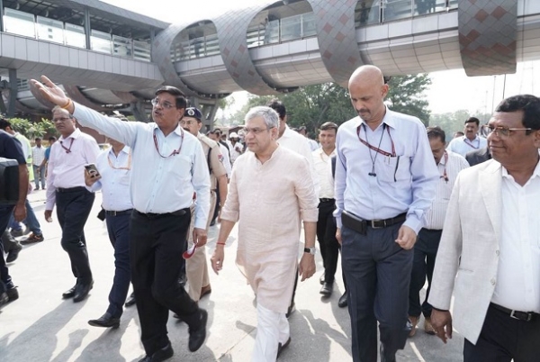 Railway Minister Ashwini Inspects Yatri Suvidha Kendra at New Delhi