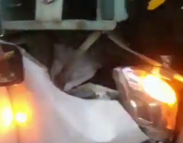 تیرتھ یاتریوإ کو لے جانے والی کار ٹرک سے ٹکرائی، ایک جاں بحق، پانچ زخمی
