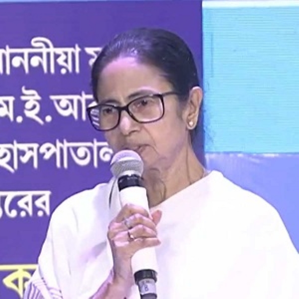 Mamata wishes megastar Amitabh Bachchan on birthday