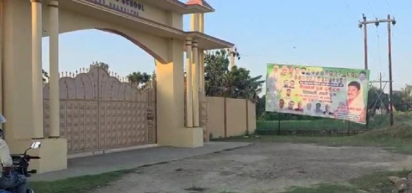 ضابطہ اخلاق کے باوجود سیاست دانوں کے پوسٹر لگے ہیں، انتظامیہ بے خبر