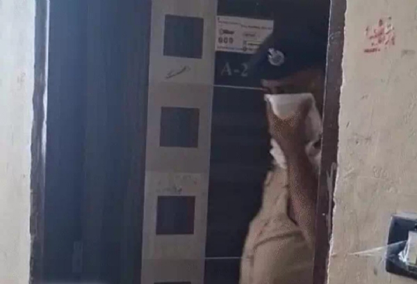 ماں نے چار بچوں سمیت زہر کھا یا، فلیٹ سے بوسیدہ حالت میں لاشیں برآمد