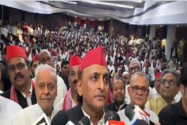 سماجوادی پارٹی لوک نائک جے پرکاش کے دکھائے ہوئے راستے پر چلے گی: اکھلیش یادو