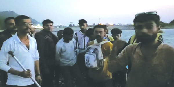 واٹر پولیس نے گنگا کے بیچوں بیچ پھنسے سات عقیدت مندوں کو بچایا