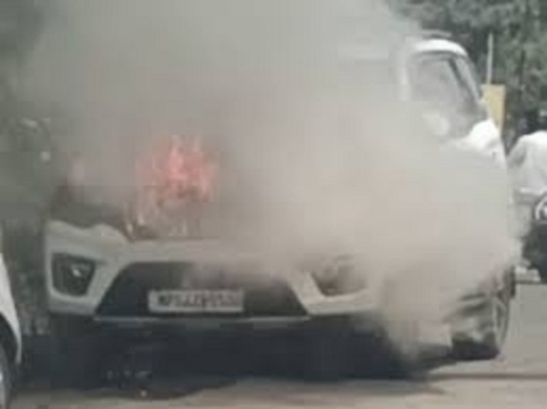 بھوپال کے شاہ پورہ علاقے میں کھڑی کار میں اچانک آگ لگی، لوگوں کی ہوشیاری سے بڑا حادثہ ٹلا