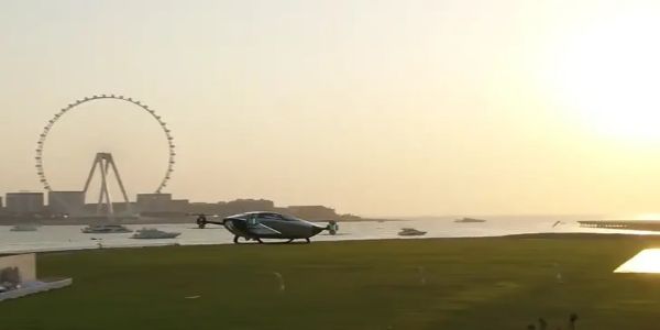 دبئی میں چین کی پہلی اڑنے والی کار کی نمائشی پرواز
