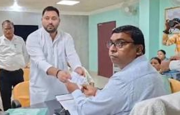 آر جے ڈی لیڈر تیجسوی یادو نے راگھوپور سے پرچہ نامزدگی داخل کیا