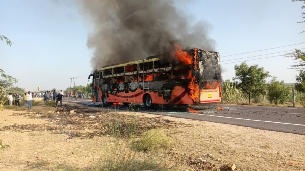 جیسلمیر بس میں آگ لگنے سے مہلوکین کی تعداد بڑھ کر 21 ہو گئی، ایک معصوم بچہ زخموں کی تاب نہ لاتے ہوئے چل بسا
