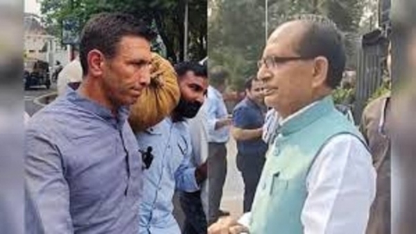 جیتو پٹواری کندھے پر اناج کی بوری لے کر مرکزی وزیر شیوراج کے بنگلے پر پہنچے اور کسانوں کے ساتھ ہنگامہ کیا
