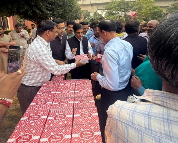 مسجل جامعہ ملیہ اسلامیہ نے یونیورسٹی کی صفائی اکائی اور شعبہ باغبانی کے اسٹاف سے ملاقات کی، اوردیوالی کی مبارک باد دی