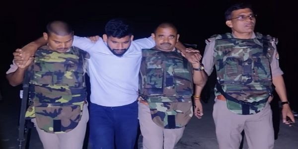 نیپال فرار ہونے کی کوشش کر رہا 25ہزار کا انعامی بدمعاش تصادم میں گرفتار،پیر میں گولی لگی