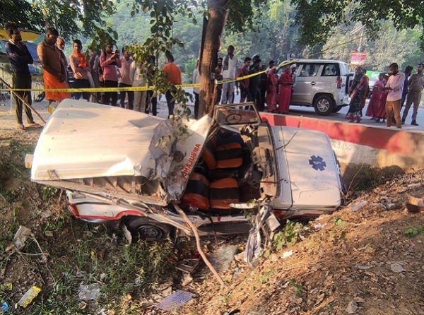 Four died as ambulance tyre burst, going from Dehradun to Varanasi