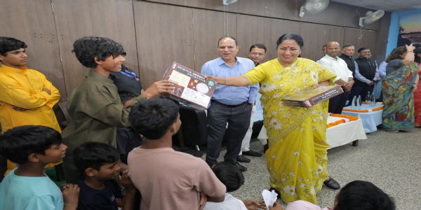 بچوں کی مسکراہٹیں دہلی کی اصل روشنی ہیں: ریکھا گپتا