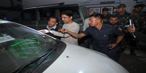 دارجلنگ میں ایم پی راجو بستا کے قافلے پر پتھراو