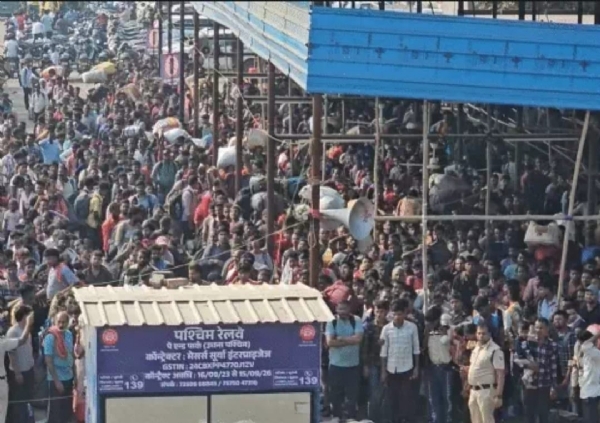 گجرات کے سورت کے ادھنا ریلوے اسٹیشن پر مسافروں کی 3کلو میٹر لمبی لائن ، وزیر اعظم مودی سے مدد کی اپیل