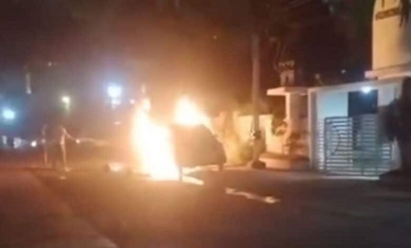 پارک کی گئی کارکے نیچے پٹاخے پھٹنے سے گاڑی مکمل طور پر جل گئی