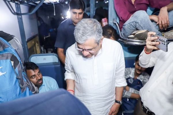 وزیر ریلوے نے تہوار کے موسم میں مسافروں  کی آمد و رفت کا جائزہ لینے کے لیے وار روم کا دورہ کیا