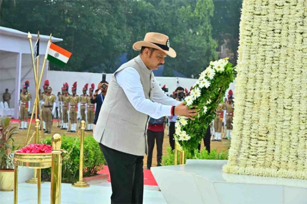 CM   FADNAVIS HONOURS FALLEN POLICE PERSONNEL AT MUMBAI