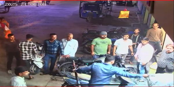 جبل پور میں شوروم کے اندر ایک نوجوان اور ایک  ایک تاجر پر بیس بال کے بلے سے حملہ، تاجروں میں خوف کا ماحول