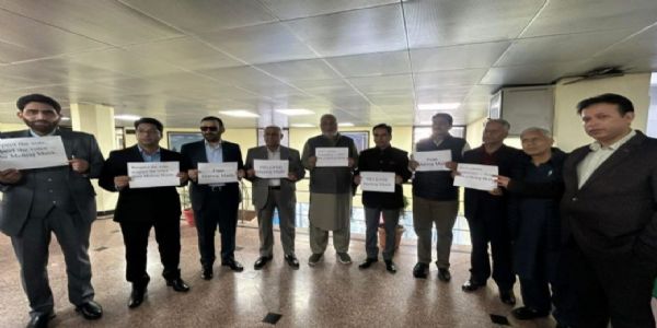 ڈوڈہ کے بعد اسمبلی میں بھی معراج ملک کی رہائی کے لیے خاموش احتجاج۔