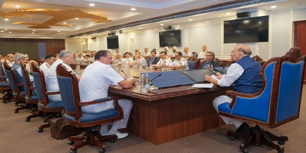 وزیر دفاع نے آپریشن سندور میں پاکستان کو بندرگاہ تک محدود کرنے میں بحریہ کے کردار کی تعریف کی