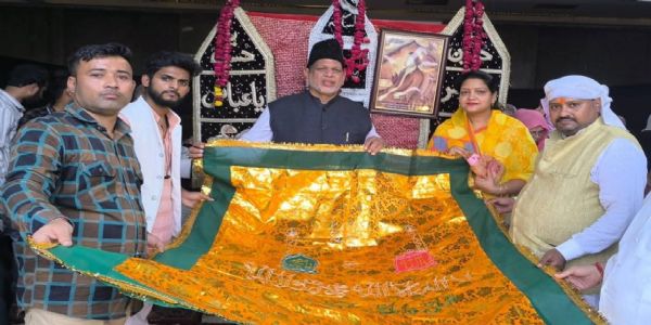 گورنر بہار عارف محمد خان نے میر فراست علی باقری کے توسط سے سید نوراللہ شوشتری کے مزار پر چادر پیش کی