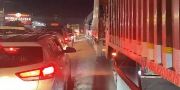 ایم پی: اندور-کھنڈوا روڈ پر 10 کلومیٹر طویل ٹریفک جام میں ہزاروں گاڑیاں پھنس گئیں، چار تھانوں کی پولیس کے پسینے چھوٹے