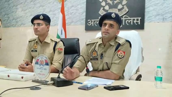 پریس کانفرنس کرتے ہوئے ایس پی سٹی علی گڑھ پریس کانفرنس کرتے ہوئے ایس پی سٹی علی گڑھ
