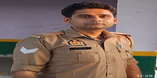 آگرہ: سڑک حادثہ میں پولیس ٹیم کی کار ٹرک سے ٹکرا گئی، ہیڈ کانسٹیبل سمیت 2 ہلاک، 5 زخمی