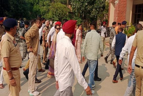 کنگنا رناوت پنجاب کی بھٹنڈہ عدالت میں پیش، غلط فہمی پر معافی مانگی کنگنا رناوت پنجاب کی بھٹنڈہ عدالت میں پیش، غلط فہمی پر معافی مانگی