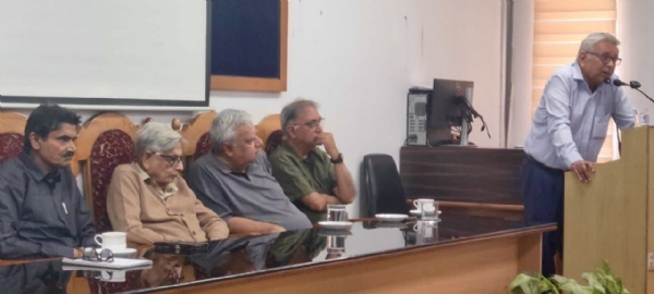 پروفیسر شافع قدوائی خطاب کرتے ہوئے پروفیسر شافع قدوائی خطاب کرتے ہوئے