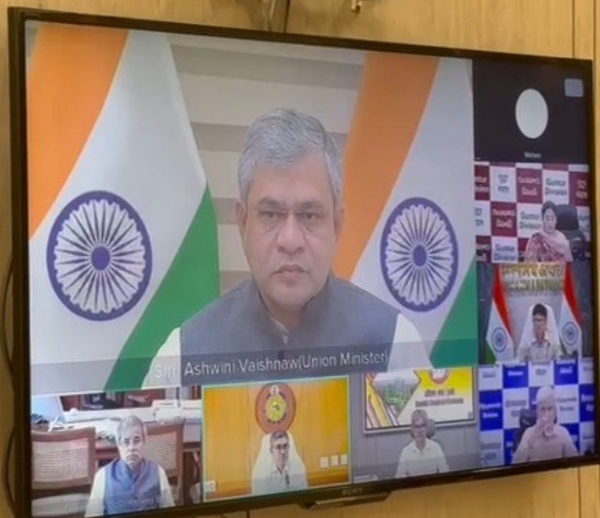 اشونی ویشنو نے طوفان مونتھا کے پیش نظر تیاریوں کا جائزہ لیا اشونی ویشنو نے طوفان مونتھا کے پیش نظر تیاریوں کا جائزہ لیا