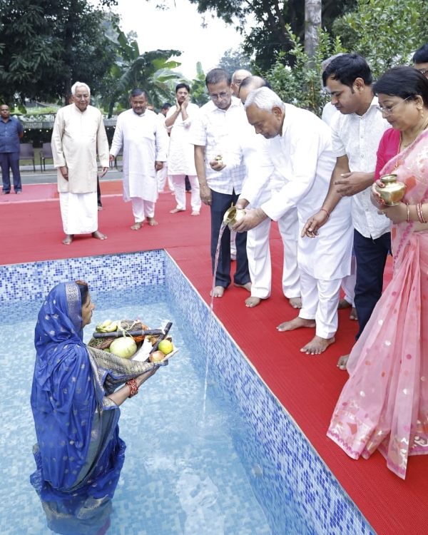 چڑھتے سورج کوارگھیہ دینے کے ساتھ چار روزہ چھٹھ مہا پرو اختتام چڑھتے سورج کوارگھیہ دینے کے ساتھ چار روزہ چھٹھ مہا پرو اختتام