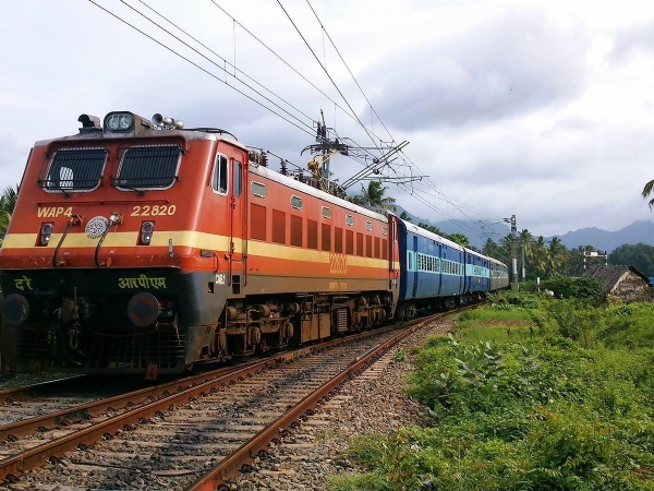 سمندری طوفان مونتھا کا اثر: جنوبی ہند جانے والی چھ ٹرینوں کا شیڈول تبدیل