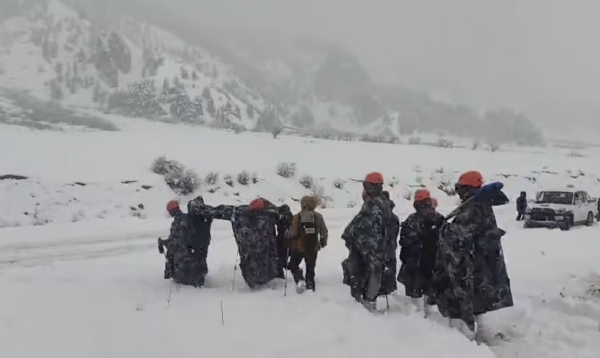 مسلح پولیس فورس (اے پی ایف) نے منانگ میں برف باری میں پھنسے 750 غیر ملکی سیاحوں کو بچا لیا مسلح پولیس فورس (اے پی ایف) نے منانگ میں برف باری میں پھنسے 750 غیر ملکی سیاحوں کو بچا لیا