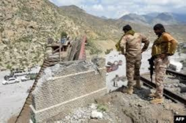 بلوچستان میں پاکستانی فوج پر حملہ، متعدد فوجی ہلاک، تربت میں ڈپٹی کمشنر کے قافلے پر بم سے حملہ بلوچستان میں پاکستانی فوج پر حملہ، متعدد فوجی ہلاک، تربت میں ڈپٹی کمشنر کے قافلے پر بم سے حملہ