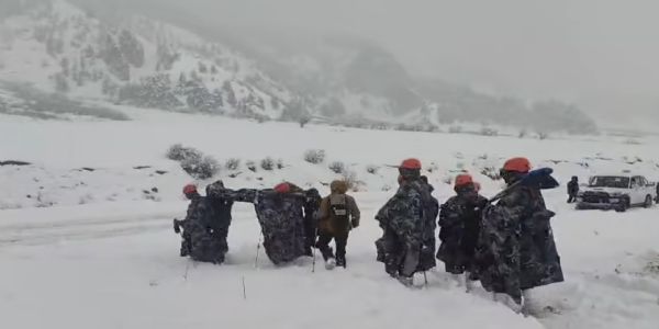 اے پی ایف نے منانگ میں برف باری میں پھنسے 750 غیر ملکی سیاحوں کو بچا لیا