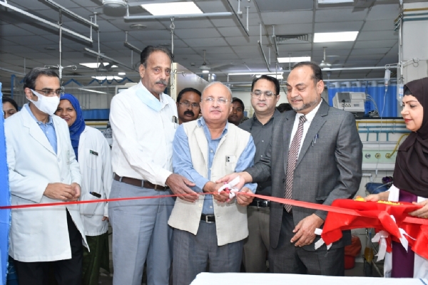 افتتاح کرتے ہوئے افتتاح کرتے ہوئے