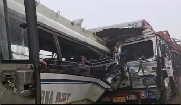 اے پی کے ضلع چتور میں دو بسوں میں تصادم۔20مسافرین زخمی اے پی کے ضلع چتور میں دو بسوں میں تصادم۔20مسافرین زخمی