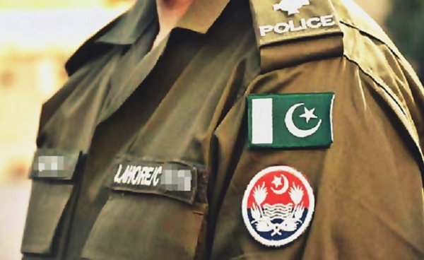 لاہور، پاکستان میں پولیس سب انسپکٹر ڈکیتی کے الزام میں گرفتار لاہور، پاکستان میں پولیس سب انسپکٹر ڈکیتی کے الزام میں گرفتار