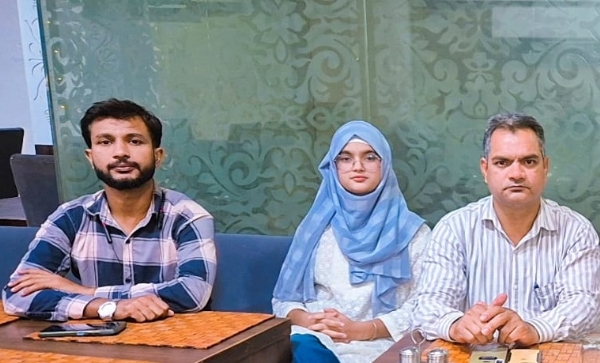 پریس کانفرنس کرتے ہوئے پریس کانفرنس کرتے ہوئے