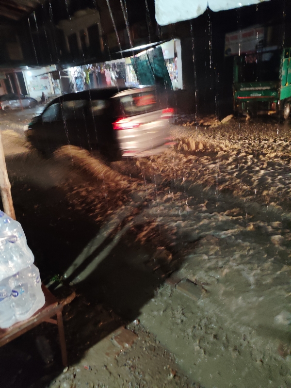 بے موسمی بارشوں سے سردی میں اضافہ، لوگ گرم کپڑے نکالنے پر مجبور بے موسمی بارشوں سے سردی میں اضافہ، لوگ گرم کپڑے نکالنے پر مجبور